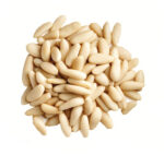 Κουκουνάρια 50g. Σωρός από κουκουνάρια, έτοιμα για κατανάλωση.