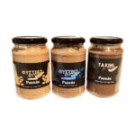 Τρία βαζάκια φυστικοβούτυρο Passás: κλασικό, με σοκολάτα υγείας, και ταχίνι με κακάο.